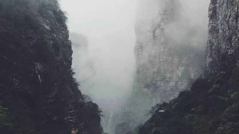 Phân tích chuyên sâu hình ảnh Cảnh giác các bẫy trò chơi nạp tiền ảo trực tuyến của trẻ
